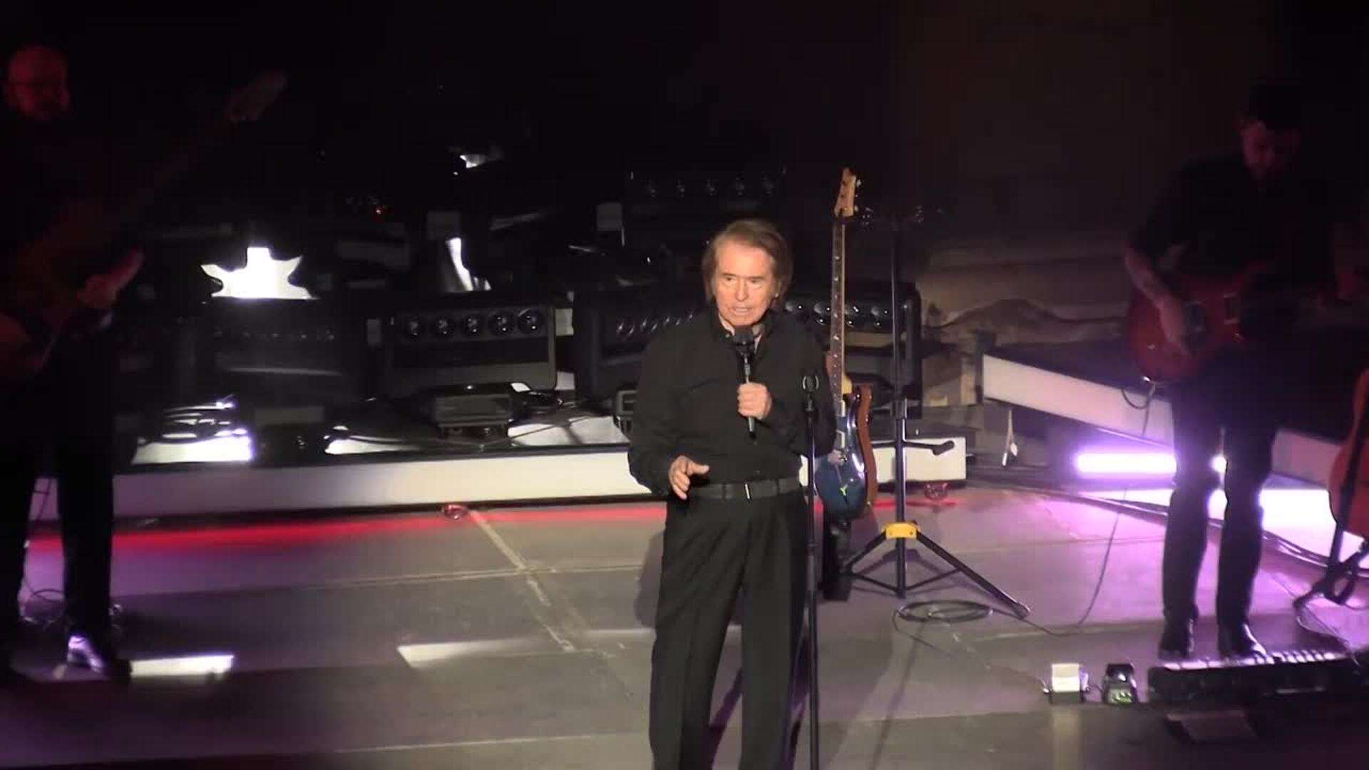 Raphael regresa a los escenarios en una noche de 'escándalo' en Mérida