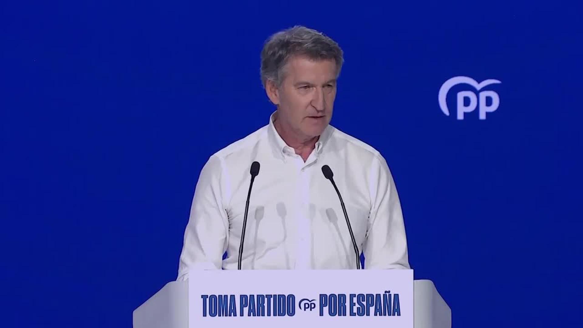 Feijóo apuesta por la centralidad y presenta su "manual de decencia" con aviso a Sánchez