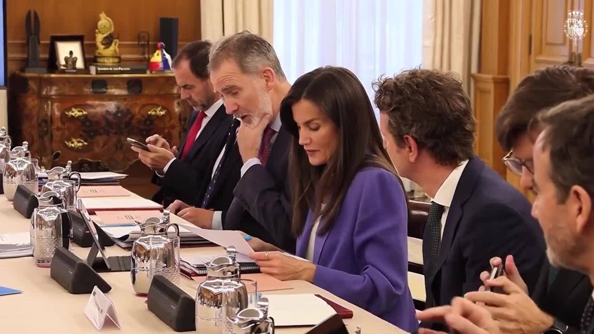 La Reina Letizia elige un look 'working girl' para retomar su agenda