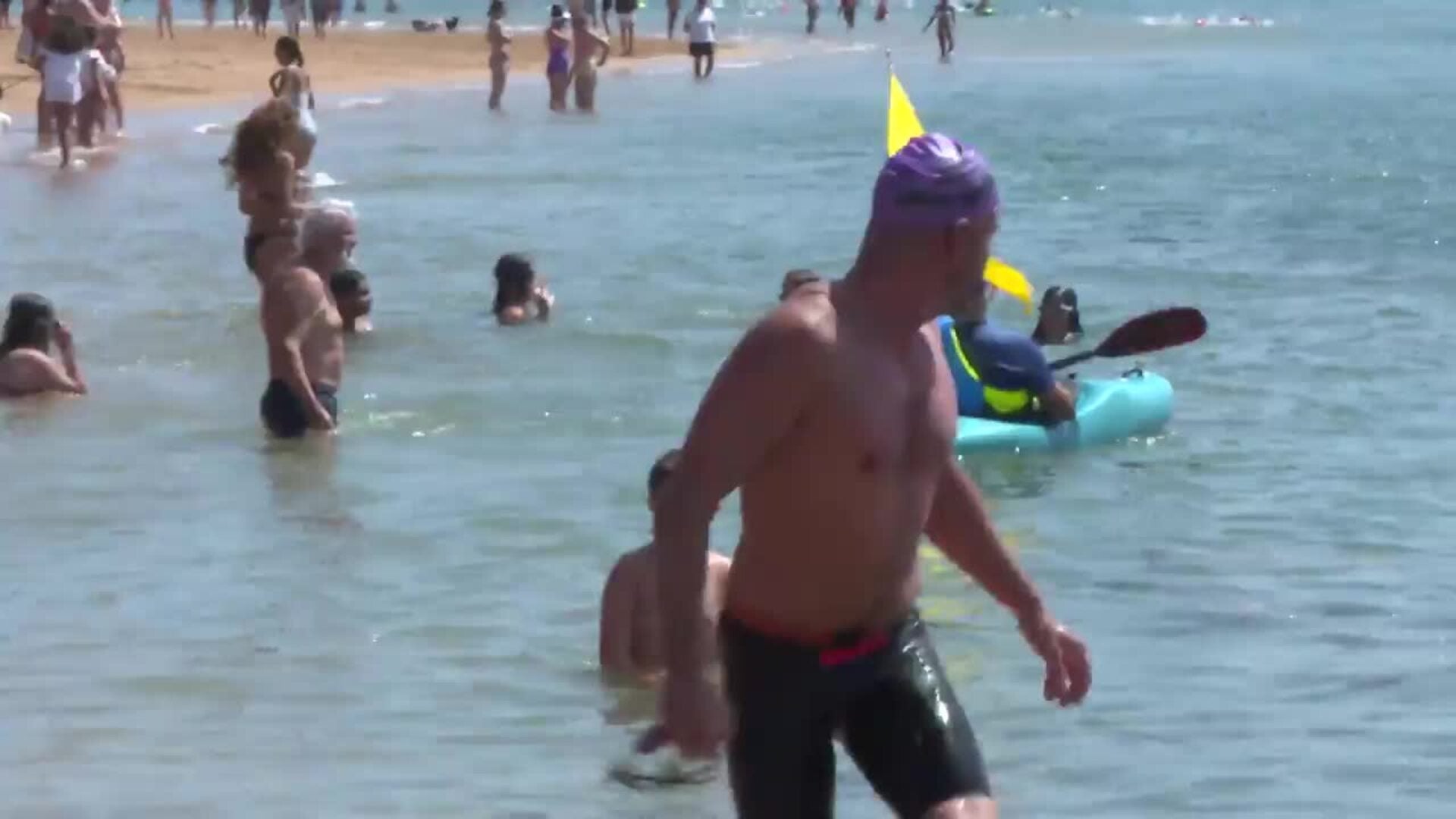 Cientos de nadadores se dan cita en Santander en la VII Travesía a Nado Bomberos Semana Grande