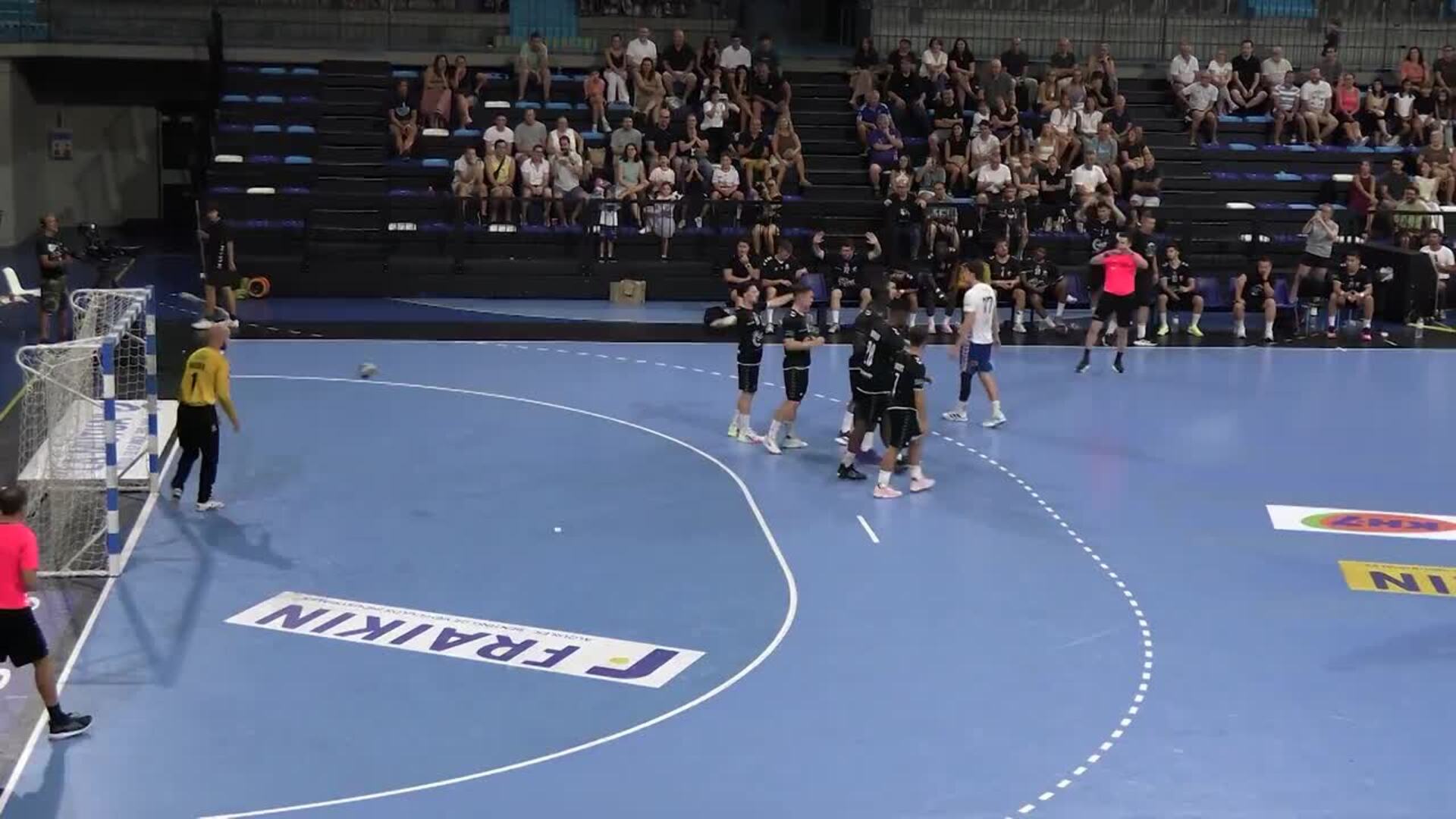 Pablo Urdangarín y Johanna Zott muestran su amor en el inicio de la temporada de balonmano