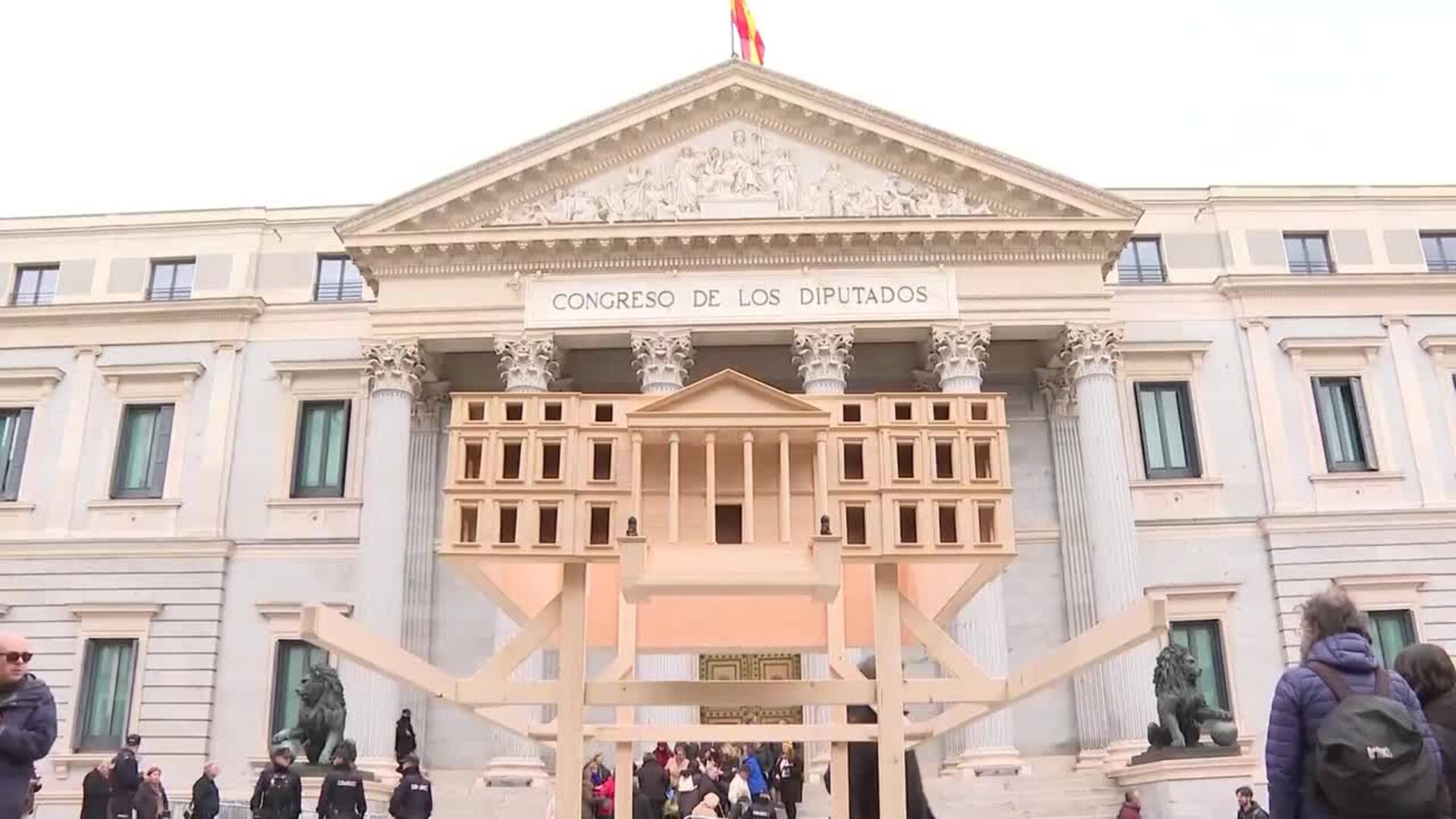 Una réplica del edificio del Congreso desfila por Madrid por 50 años de 'España en Libertad'