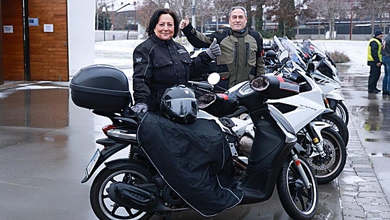 Mayte se cansa de ir de paquete... Y de las motos pequeñas