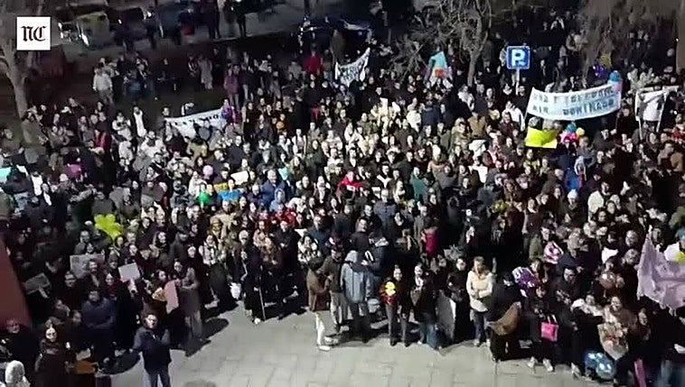 Centenares de familiares y amigos muestran su apoyo a los aspirantes que se examinan para la Formación Sanitaria Especializada