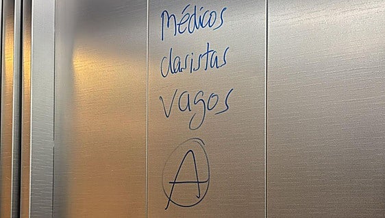 Denuncian pintadas insultando a los médicos en los ascensores del hospital de Burgos: «Clasistas, payasos, vagos»