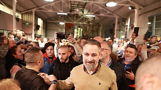 Abascal tacha a Aznar de «mentiroso» y le acusa de «intentar dinamitar» las negociaciones entre Vox y PP