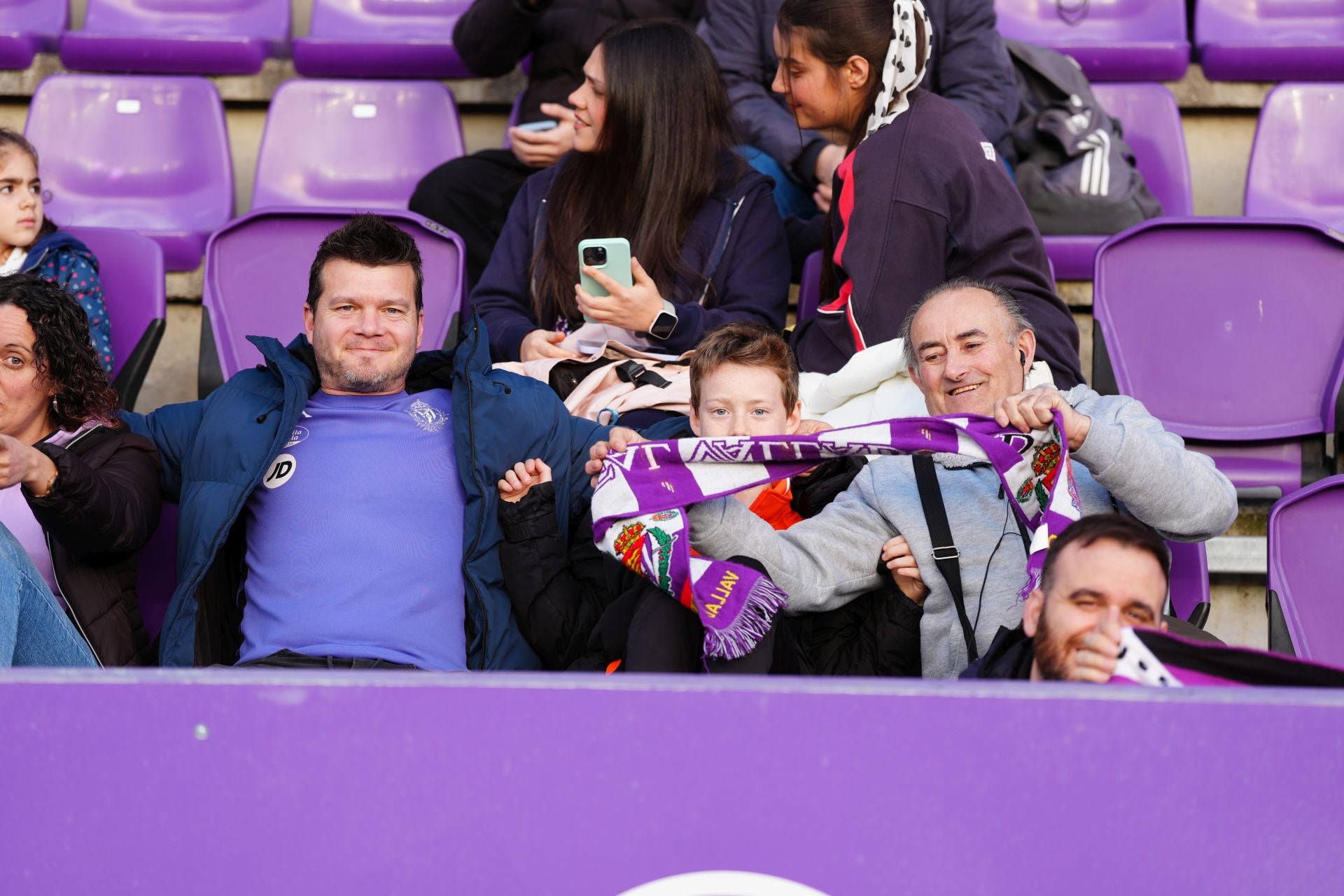 Búscate en la grada en el partido entre el Real Valladolid y la SD ...