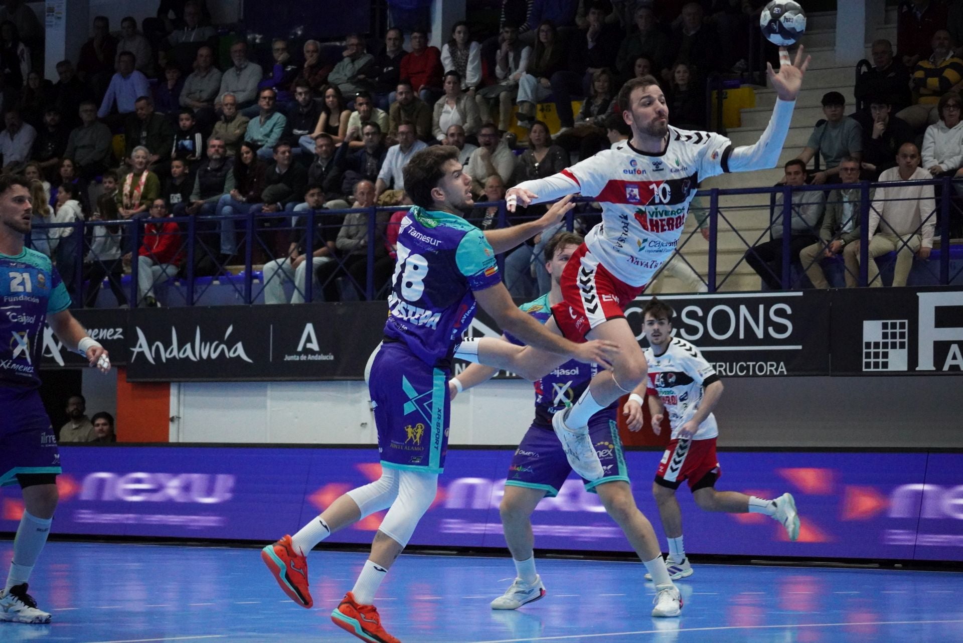 El Balonmano Nava borda otro final tenso | El Norte de Castilla