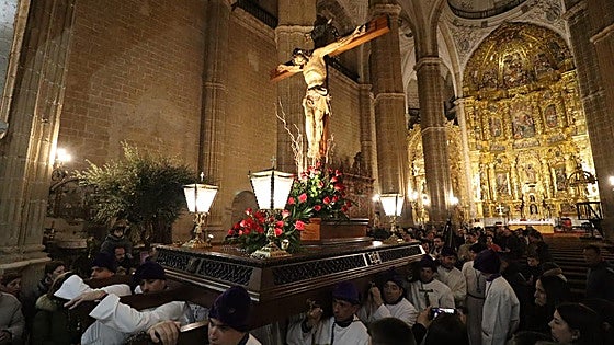 El bello Cristo de la Clemencia brilla en la noche de Rioseco