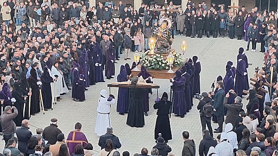 Jesús se encuentra con su madre en la plaza Mayor de Rioseco