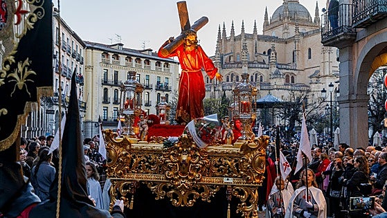 La centenaria Procesión de los Pasos impregna de devoción las calles de Segovia