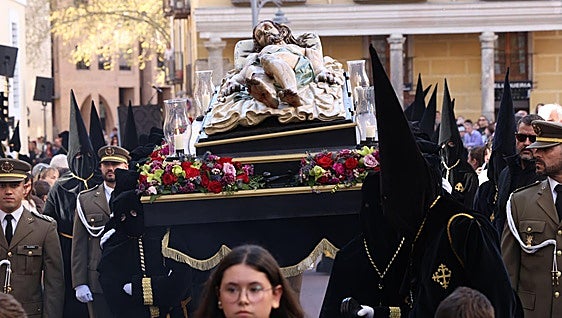 El Santo Entierro devuelve a las Hermanas Cistercienses el procesional Cristo Yacente
