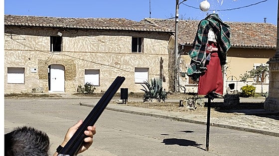 Villardefrades cumple con la tradición de ajusticiar a Judas