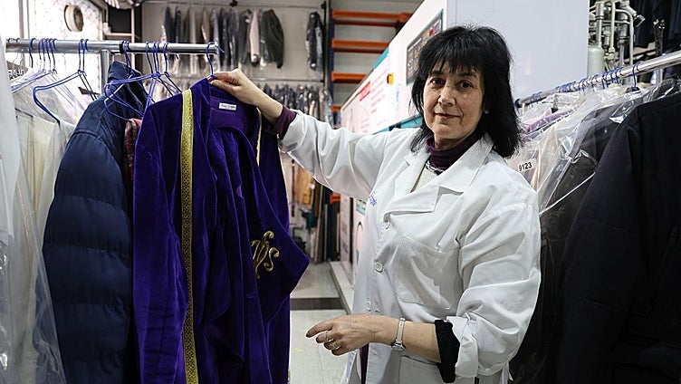 Cómo limpiar y guardar las túnicas de Semana Santa correctamente: «Es muy delicado»
