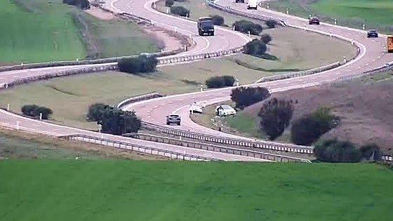 Dos heridos al salirse de la A-6 su coche en Mota del Marqués