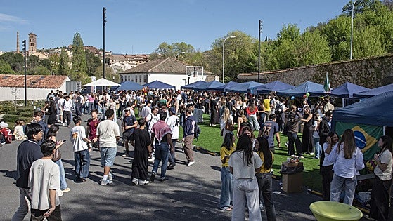 Los estudiantes de IE University celebran una década de diversidad