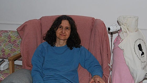 La mujer que vive encerrada en una jaula cambia las farolas LEDS de la calle ante el riesgo para su vida