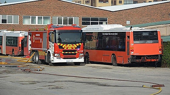 Los Bomberos de Burgos no descartan ninguna hipótesis sobre el origen de un incendio «muy complejo»