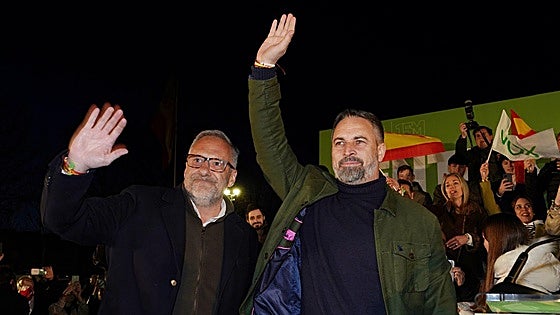 Abascal avisa a Mañueco: tendrá que pactar de con los que acusó de querer «tirar humanos al mar»