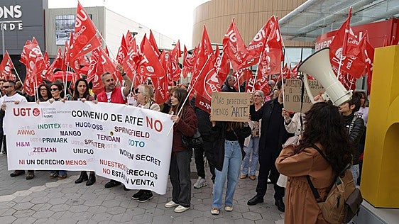 Protesta de los empleados de las grandes marcas de moda en Río Shopping: «ARTE nos roba»