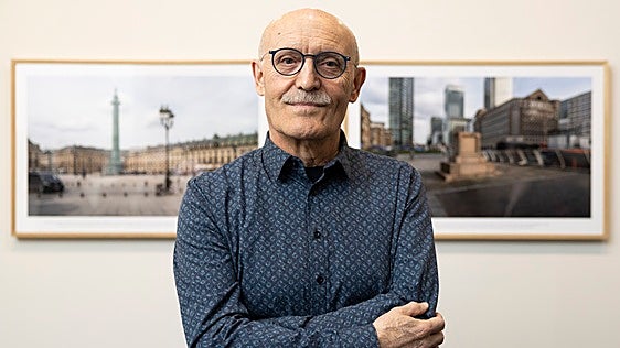 Ricardo González, delante de sus fotografías en la galería Javier Silva.