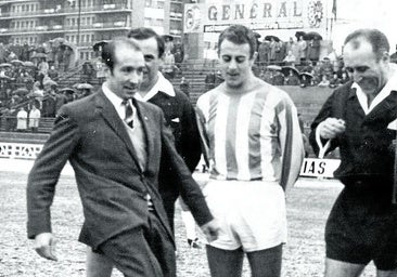 Julio Jiménez, realizando el saque de honor del partido que disputaron en Zorrilla, el Real Valladolid y el Ferrol.
