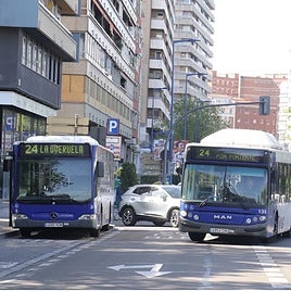 Imagen de archivo de autobuses urbanos por Valladolid.