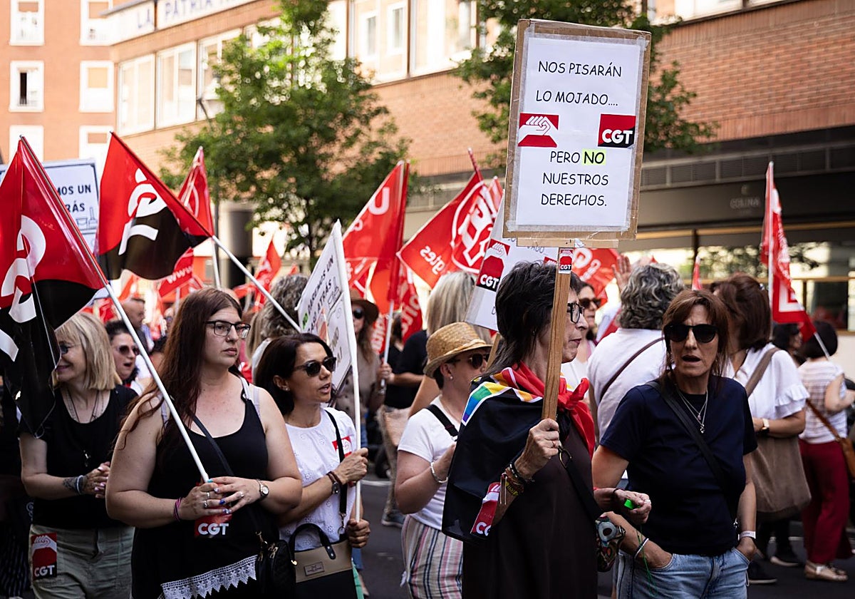 Trabajadores de la limpieza salen a la calle en Valladolid contra el ...