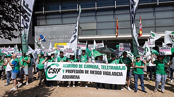 Los trabajadores de Hacienda sacan su huelga a la calle en Valladolid en plena campaña de la Renta 2025