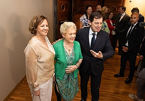 Imagen secundaria 1 - Mañueco junto a Isabel Blanco, con su esposa Fina y su suegra, y con el senador Javier Maroto.