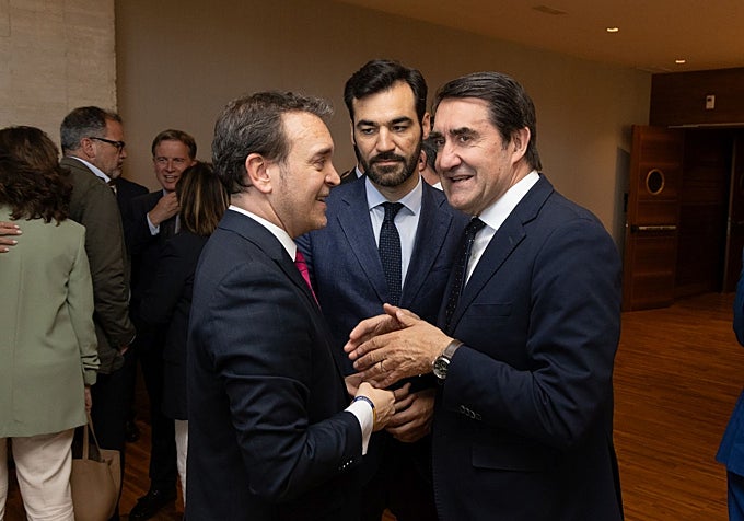 Juan Carlos Suárez-Quiñones habla con el ex portavoz parlamentario, Ricardo Gavilanes.
