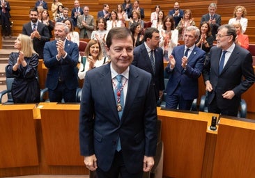 Mañueco jura el cargo hiperarropado por el PP, a diferencia de 2022, y prometiendo «ilusionar» a Castilla y León