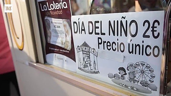 Los niños disfrutan de una feria a mtiad de precio en su día