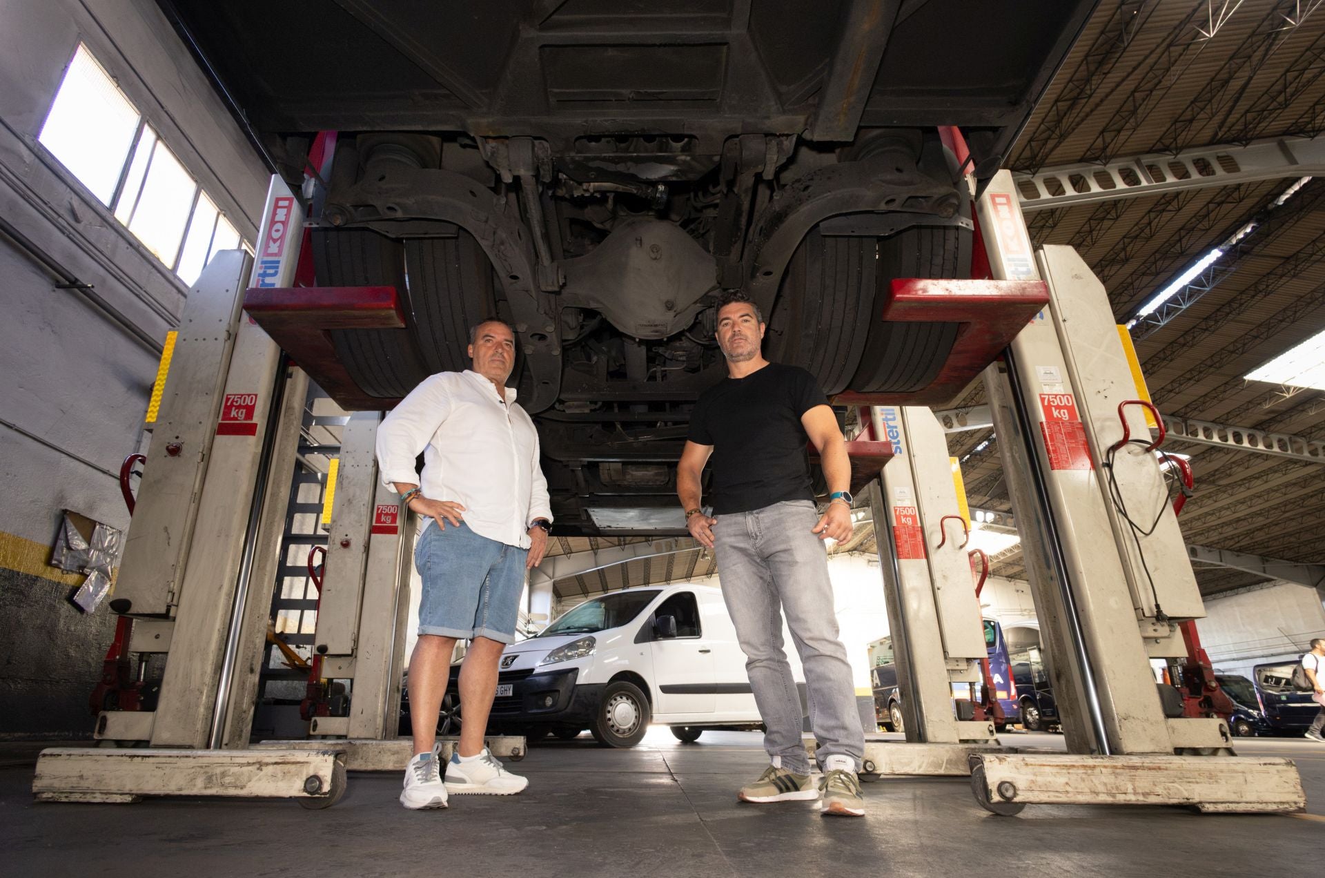 Real Valladolid Bus Drivers Reveal How Moroccan Minor Smuggled Himself in Vehicle Undercarriage from Ceuta