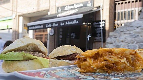 Montaditos gratis y tortilla campera en el bar de Valladolid con un lienzo del siglo XV en sus paredes