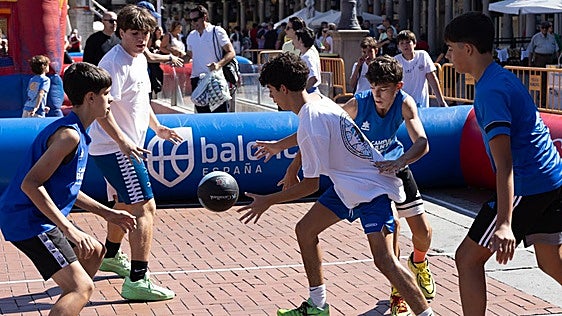 La plaza mayor de Valladolid acoge el circuito 3x3 de baloncesto