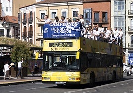 Los jugadores del VRAC pasean el título de liga en el bus turístico el pasado mes de junio.