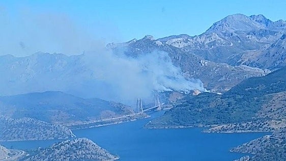 El incendio que corta un carril de la autopista León-Asturias sube a nivel de gravedad 1