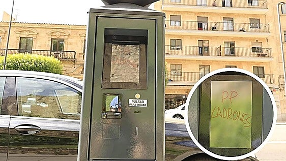 Vandalizan un céntrico parquímetro ante el inminente estreno de la nueva zona ORA en Salamanca: «PP ladrones»