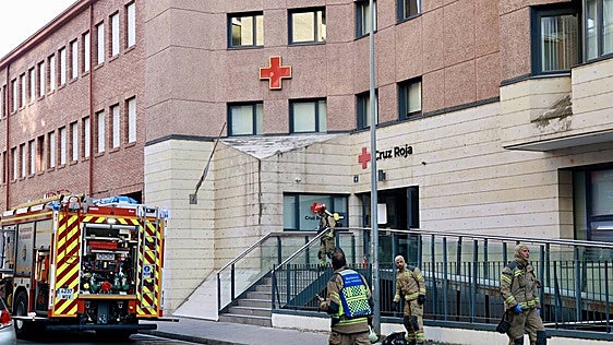 Un incendio en el subterráneo de Cruz Roja deja tres heridos por inhalación de humo: «Han explotado hasta los cristales»