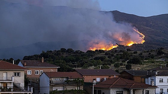 30.000 evacuados en el Valle del Tiétar por la amenaza del incendio de Burgohondo