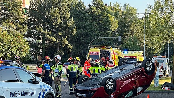 Cuatro heridos en una aparatosa colisión múltiple en la avenida de Salamanca con un vehículo volcado