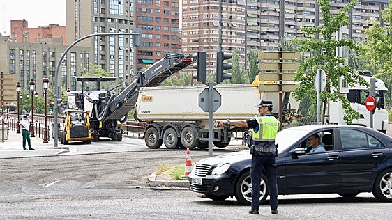 El nuevo asfalto de La Victoria obliga a cortar el Puente Mayor y a desviar cinco líneas de autobús