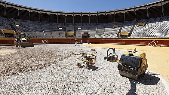 La Plaza de Toros renueva el albero para lucir perfecta en sus bodas de oro