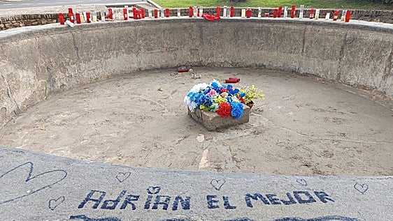 La fuente donde murió un joven celebrando el Mundial en Salamanca se convierte en un altar: «Adrián el mejor»