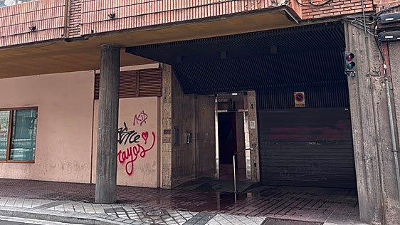 Un «escandaloso» incendio calcina la cocina de un primer piso en Pedro Barruecos y obliga a confinar a sus vecinos