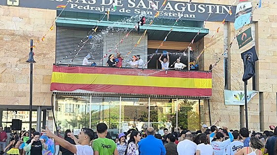 Pedrajas de San Esteban arranca sus fiestas entre confeti, agua y tradición