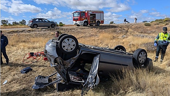 Rescatan a un nonagenario que quedó atrapado en su coche tras sufrir un accidente de tráfico en Zamora