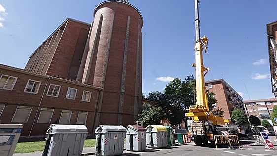 La parroquia de Santo Domingo de Guzmán luce su nueva cubierta con los últimos remates