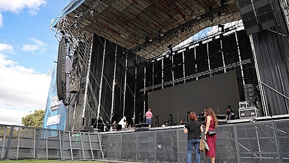 Entre la tensión y la adrenalina, nos colamos en el frenético backstage del Cosquín Rock